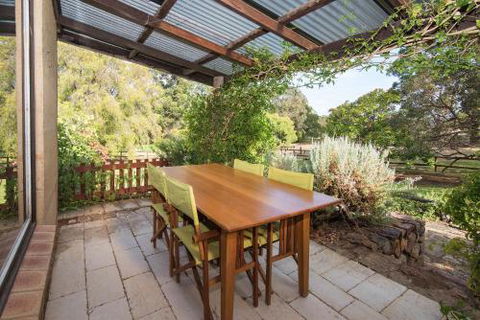 Trastevere Cowaramup Farm House - Sunshine Coast Guide 2