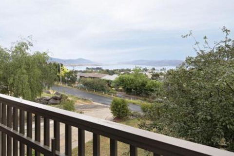 Alpine House Views Over Lake Jindabyne & The Snowy Mountains - Sunshine Coast Guide 1