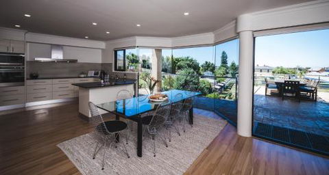 Russell House - Sunshine Coast Guide 2
