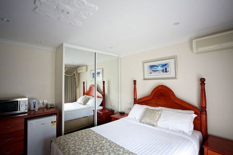 Sanctuary House Resort Motel - Sunshine Coast Guide 6