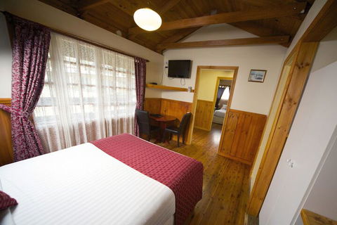 Sanctuary House Resort Motel - Sunshine Coast Guide 3