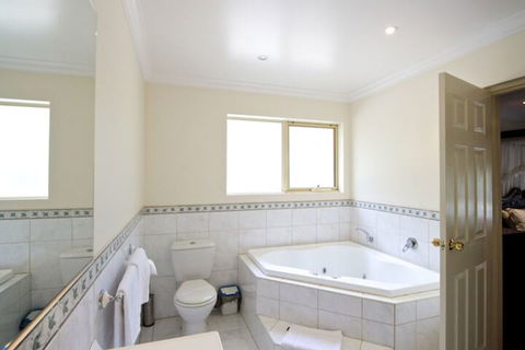 Sanctuary House Resort Motel - Sunshine Coast Guide 7