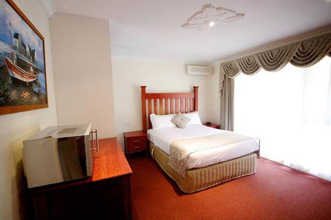 Sanctuary House Resort Motel - Sunshine Coast Guide 2