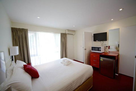 Sanctuary House Resort Motel - Sunshine Coast Guide 4