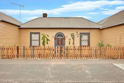 Robinson Cottage - Sunshine Coast Guide 0