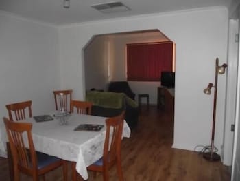 Aly's Cottage - Sunshine Coast Guide 1