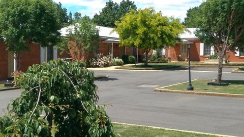 Ross Motel - Sunshine Coast Guide 1