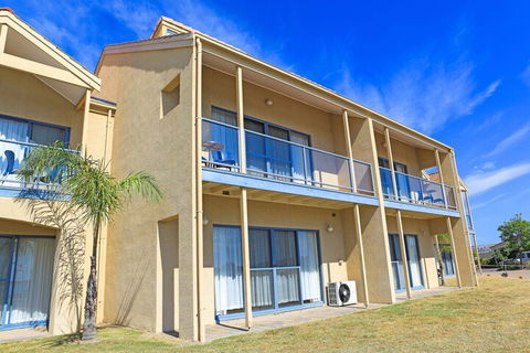 The Marina Hotel - Sunshine Coast Guide 1