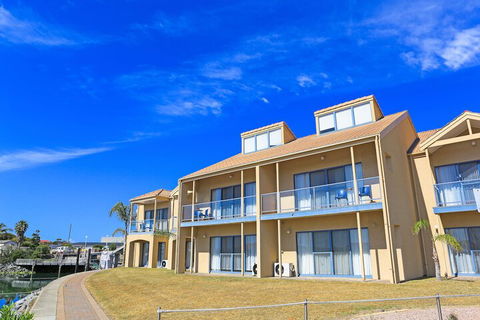 The Marina Hotel - Sunshine Coast Guide 3