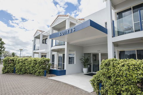 The Marina Hotel - Sunshine Coast Guide 6