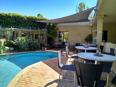 Madison Spa Motel - Adults Only - Sunshine Coast Guide 2
