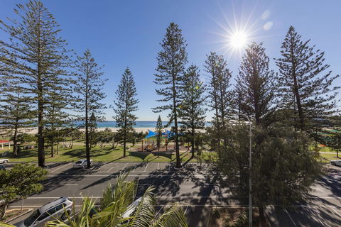Oaks Gold Coast Calypso Plaza Suites - Sunshine Coast Guide 4