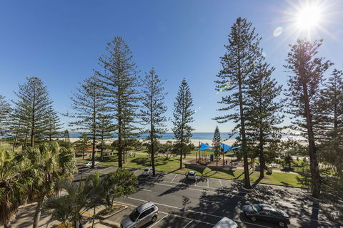 Oaks Gold Coast Calypso Plaza Suites - Sunshine Coast Guide 1