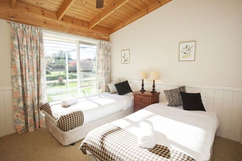 Beechworth Cedar Cottages - Sunshine Coast Guide 4