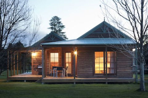 Beechworth Cedar Cottages - Sunshine Coast Guide 0