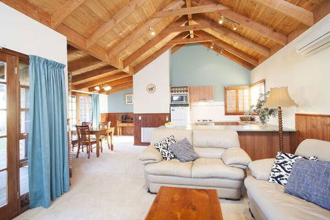 Beechworth Cedar Cottages - Sunshine Coast Guide 1