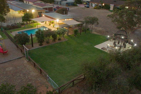 Angaston Vineyards Motel - Sunshine Coast Guide 4