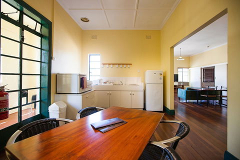 Captain Stirling Hotel - Sunshine Coast Guide 3