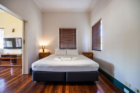 Captain Stirling Hotel - Sunshine Coast Guide 5