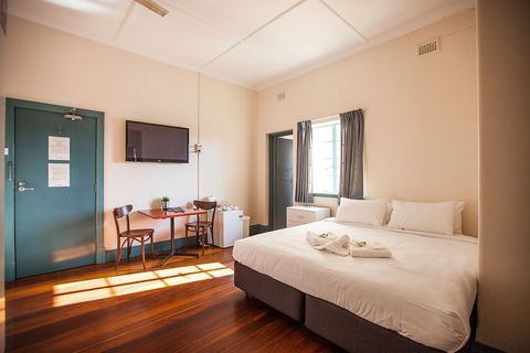 Captain Stirling Hotel - Sunshine Coast Guide 2