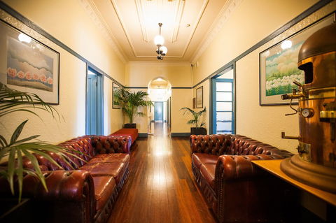 Captain Stirling Hotel - Sunshine Coast Guide 1