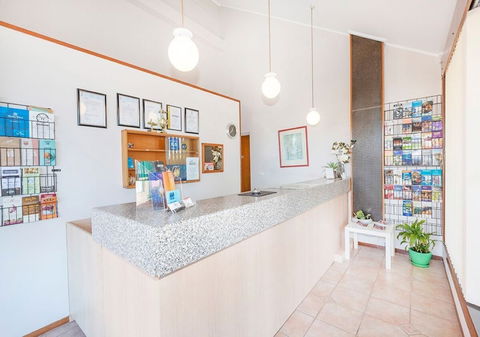 Burwood East Motel - Sunshine Coast Guide 3
