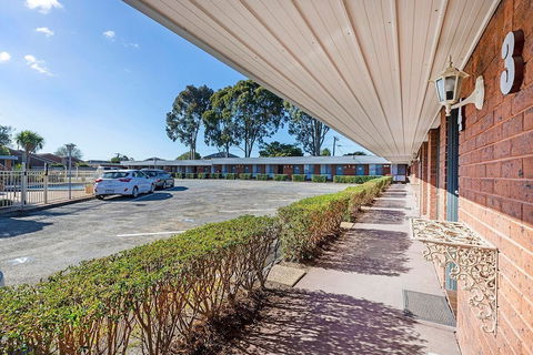 Burwood East Motel - Sunshine Coast Guide 1