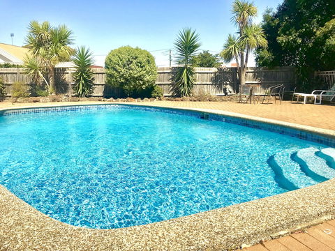 Burwood East Motel - Sunshine Coast Guide 0