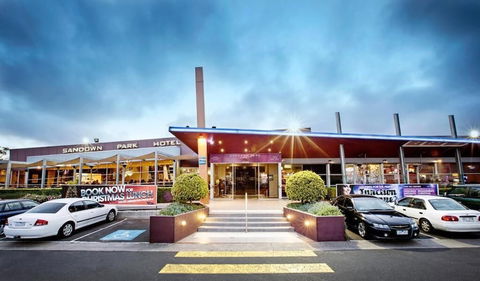 Nightcap At Sandown Park Hotel - Sunshine Coast Guide 0