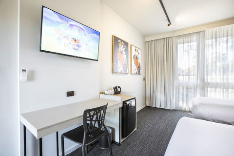 Nightcap At Sandown Park Hotel - Sunshine Coast Guide 4