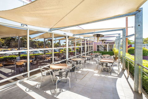 Nightcap At Sandown Park Hotel - Sunshine Coast Guide 1