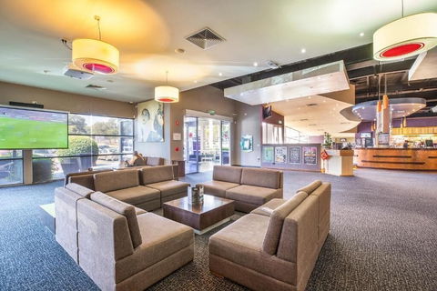 Nightcap At Sandown Park Hotel - Sunshine Coast Guide 2