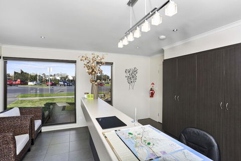 Elm Tree Motel - Sunshine Coast Guide 1
