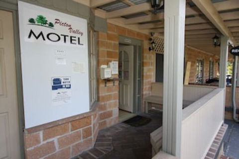 Picton Valley Motel - Sunshine Coast Guide 0