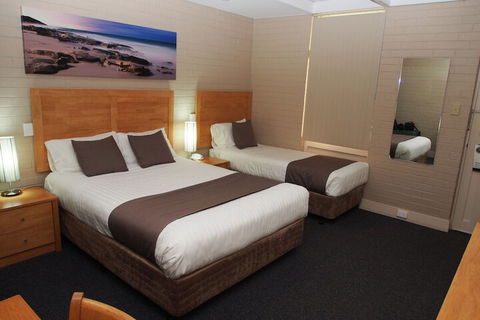 Dongara Hotel Motel - Sunshine Coast Guide 5