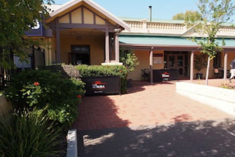 Dongara Hotel Motel - Sunshine Coast Guide 0