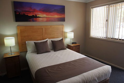 Dongara Hotel Motel - Sunshine Coast Guide 7