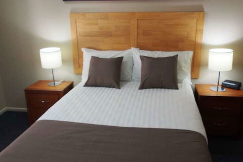 Dongara Hotel Motel - Sunshine Coast Guide 6