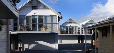 The Victoria - Sunshine Coast Guide 1