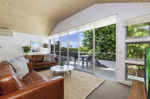 The Victoria - Sunshine Coast Guide 5