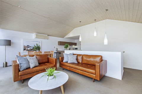The Victoria - Sunshine Coast Guide 6
