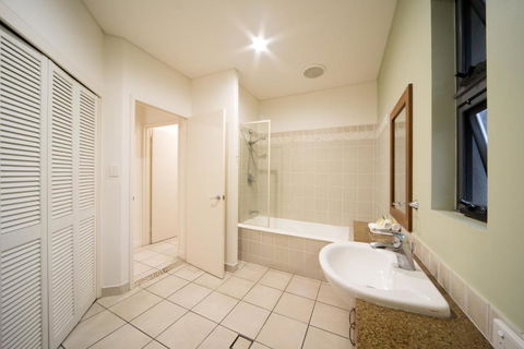 Portside Whitsunday Luxury Holiday Apartments - Sunshine Coast Guide 6