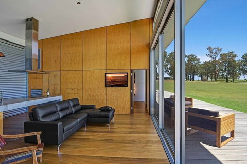 The Longhouse Suite 2 - Sunshine Coast Guide 6