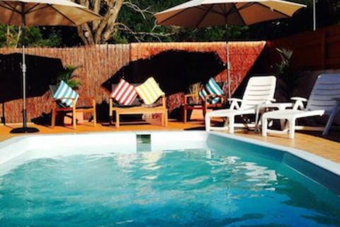 Paradise Court Holiday Units - Sunshine Coast Guide 0