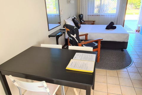 Paradise Court Holiday Units - Sunshine Coast Guide 3