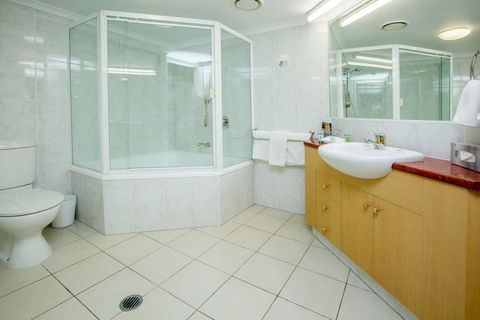 Springwood Tower Apartment Hotel - Sunshine Coast Guide 4