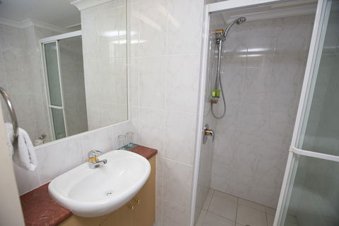 Springwood Tower Apartment Hotel - Sunshine Coast Guide 3