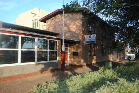 Port Adelaide Backpackers - Sunshine Coast Guide 1