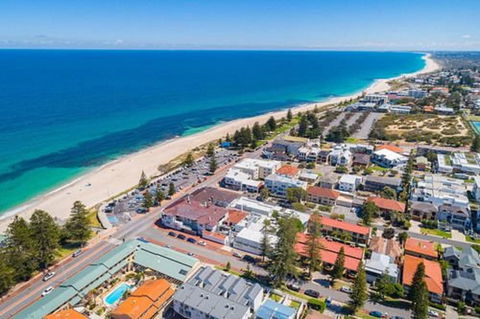 Cottesloe Beach Chalets - Sunshine Coast Guide 2
