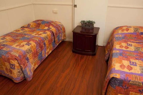 Strand Motel - Sunshine Coast Guide 4
